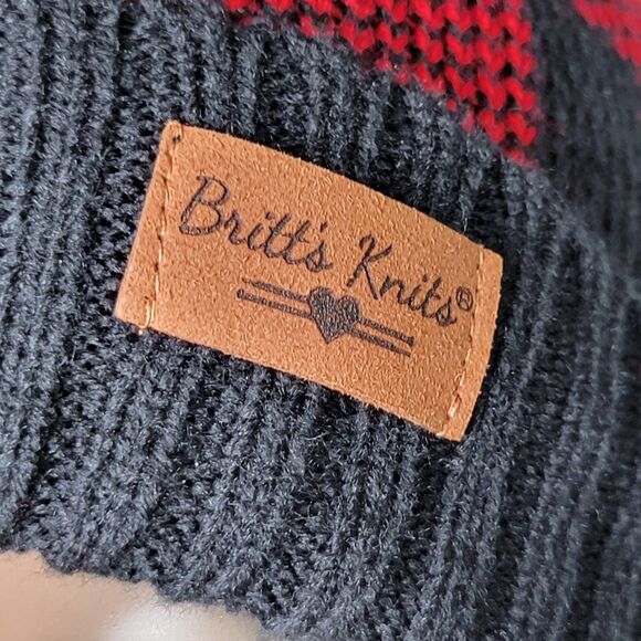 Britt's Knits Buffalo Plaid Faux Fur Pom Hat Red & Black - OSFM NWT - Picture 3 of 8